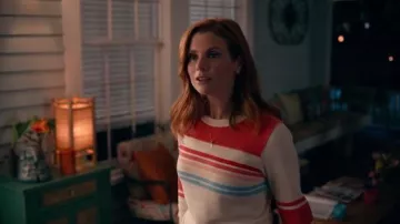 Suéter de cuello redondo a rayas usado por Maddie Townsend (JoAnna Garcia) en Sweet Magnolias Temporada 1 Episodio 2