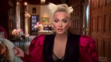 Blazer de manga de raso negro y rosa usado por Erika Jayne en The Real Housewives of Beverly Hills Temporada 10 Episodio 6