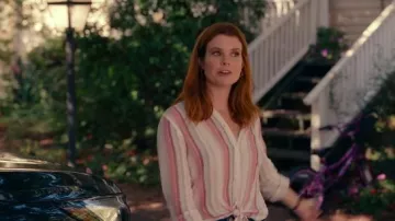 Camisa a rayas usada por Maddie Townsend (JoAnna Garcia) en Sweet Magnolias Temporada 1 Episodio 3