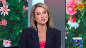 Cinq à sept Marta Soie Cowlneck Cami Haut porté par Amy Robach sur Good Morning America le 21 Mai 2020