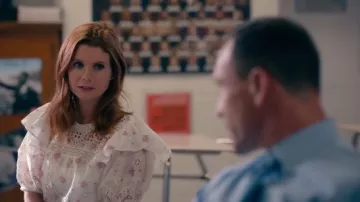 White Eyelet Top usado por Maddie Townsend (JoAnna Garcia) en Sweet Magnolias temporada 1 Episodio 3