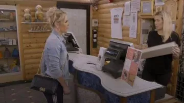 La lumière Veste en jean porté par Tinsley Mortimer dans Le Real Housewives of New York City la Saison 12 Épisode 8