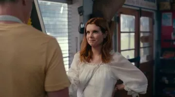 Blusa blanca de cuello cuadrado usada por Maddie Townsend (JoAnna Garcia) en Sweet Magnolias Temporada 1 Episodio 3