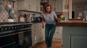 Camiseta Blue Tie Dye usada por Maddie Townsend (JoAnna Garcia) en Sweet Magnolias Temporada 1 Episodio 3