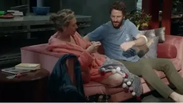 Albornoz rosa con capucha usado por Claudia (Roz Hammond) en The Heights Temporada 2 Episodio 2