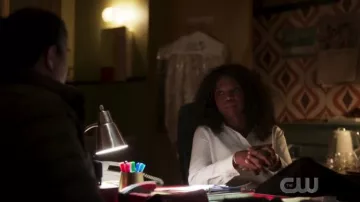 Camisa ajustada en seda elástica usada por Nia Bailey (Nicki Micheaux) en In the Dark Temporada 2 Episodio 6