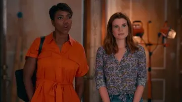 Camisa con estampado floral usada por Maddie Townsend (JoAnna Garcia) en Sweet Magnolias Temporada 1 Episodio 4