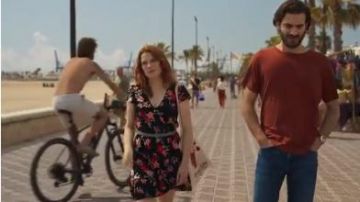 Écharpe Imprimé Floral Robe portée par Valeria (Diana Gómez) de Valeria Saison 1 Épisode 5