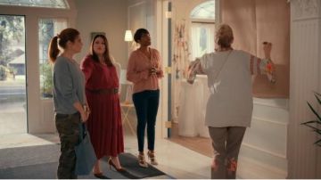 Sudadera gris usada por Maddie Townsend (JoAnna Garcia) en Sweet Magnolias Temporada 1 Episodio 5