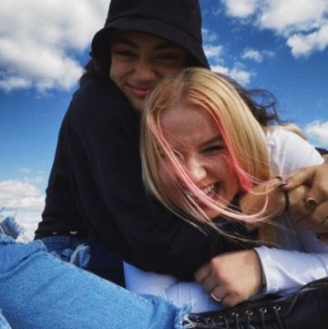 The pair of boots Doc Martens black worn by Avani Gregg on his account Instagram @avani 