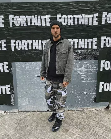 La veste en jean grise portée par Math sur son compte Instagram @math_uwg