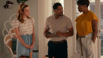 Falda Midi Chambray Azul usada por Maddie Townsend (JoAnna Garcia) en Sweet Magnolias Temporada 1 Episodio 5