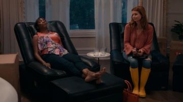 Botas de goma amarillas usadas por Maddie Townsend (JoAnna Garcia) en Sweet Magnolias Temporada 1 Episodio 5