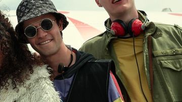 Lunettes de soleil rondes portées par les Jeunes Marcus (Cel Spellman) à des Lignes Blanches (Saison 1)