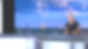 El suéter polo negro de Anne-Sophie Lapix en Journal de 20h de France 2