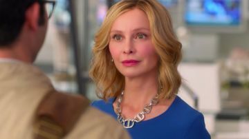 Collier porté par Cat Grant (Calista Flockhart () comme on le voit dans Supergirl (Saison 2, Épisode 1)