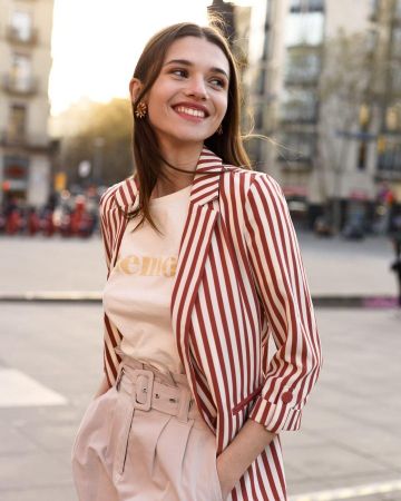 La chaqueta a rayas rojas y blancas en la cuenta de Instagram de @lookiero_fr