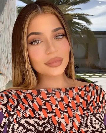 El vestido estampado maisie Wilen de Kylie Jenner en su cuenta de Instagram @kyliejenner