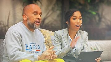 Suéter gris Balenciaga Paris usado por Kenya Barris (Kenya Barris) en #blackAF (S01E05)