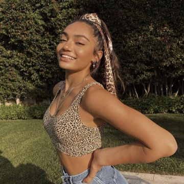 Scarf leopard pattern worn by Avani Gregg on his account Instagram @avani 