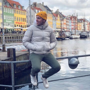 The chino trousers worn by Peter Croce on his account Instagram @pierrecroce 