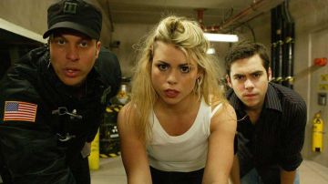 Débardeur blanc porté par Rose Tyler (Billie Piper) comme vu dans Doctor Who (S01E06)
