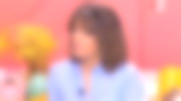 The blue shirt of Faustine Bollaert in It starts today 05.2020