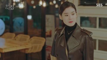 El abrigo de gabardina de cuero marrón bottega Veneta de Koo Seo Ryeong (Jung Eun-chae) en The King: Youngwonui Gunjoo (S01E11)