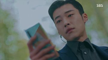 El smartphone Galaxy Note10 utilizado por Jo Eun Seob (Woo Do-hwan) en The King: Youngwonui Gunjoo (S01E07)