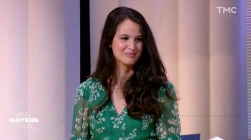 La robe verte imprimée de Lilia Hassaine dans Quotidien