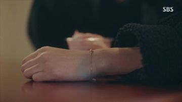 The bracelet J. Estina of Jeong Tae Eul (Kim Go-eun) in The King : Youngwonui Gunjoo (S01E08)