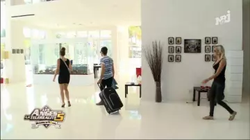 Les sandales plates de Amélie Neten dans Les Anges de la télé-réalité 5