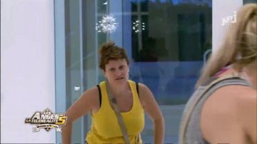 Le débardeur jaune de Frédérique Brugiroux dans Les Anges de la télé-réalité 5
