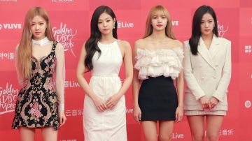 Vestido de For Love & Lemons usado por Rosé / Roseanne Park de Blackpink para la alfombra roja de GDA 2019