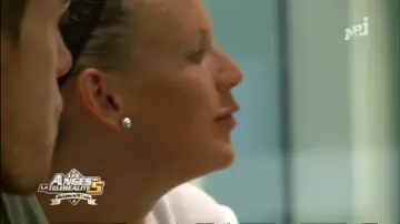 La boucle d'oreille argentée de Amélie Neten dans Les Anges de la télé-réalité 5