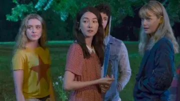 Yellow Graphic Star Tee worn by Allie Pressman (Kathryn Newton) in The Society (S01E01)