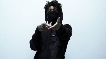 Black hoodie worn by Scarlxrd in C.V FREESTYLE. music video
