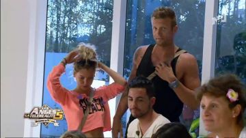 La montre digitale grise de Benjamin Machet dans Les Anges de la télé-réalité 5