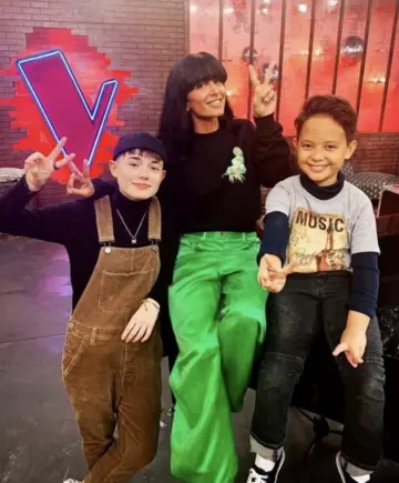 Le pantalon vert porté par Jennyfer sur une photo promotionnelle de The Voice Kids