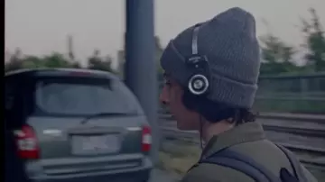 Le casque Koss PortaPro porté par Finn Wolfhard dans le clip Greyhound de Calpurnia