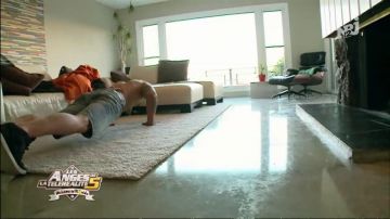 Zapatos rosados negros de Benjamin Machet con suelas blancas en Les Anges de la télé-réalité 5