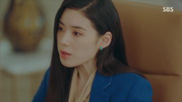 Pendientes turquesa Boucheron usados por Koo Seo Ryeong (Jung Eun-chae) en The King: Youngwonui Gunjoo (S01E06)