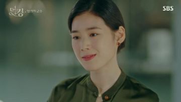 Los pendientes rojos Boucheron de Koo Seo Ryeong (Jung Eun-chae) en The King: Youngwonui Gunjoo (S01E10)