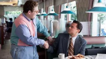 La chemise couleur pastel de Donnie Azoff (Jonah Hill) dans Le Loup de Wall Street