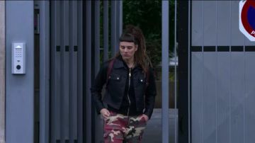 El perfecto abotonado que lleva Katarina (Lada Obradovic) en The Eddy (S01E07)