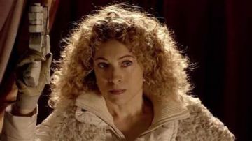 Alpha Meson Blaster utilisé par River Song (Alex Kingston) dans Doctor Who (S05E12)