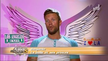 Camiseta azul blanca de manga corta de Benjamin Machet en Les Anges de la télé-réalité 5