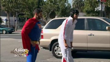 le déguisement de Superman porté par Samir Benzema dans Les Anges de la télé-réalité 5
