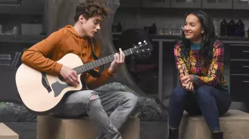 Le pantalon de Ricky (Joshua Bassett) dans la série High School Musical : La Comédie Musicale (Saison 1 Épisode 6)