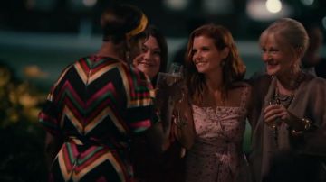 El vestido floral que lució Maddie Townsend (JoAnna García) en la serie Sweet Magnolias (Temporada 1)